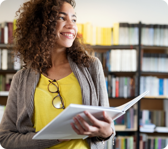 estudiante feliz en la biblioteca